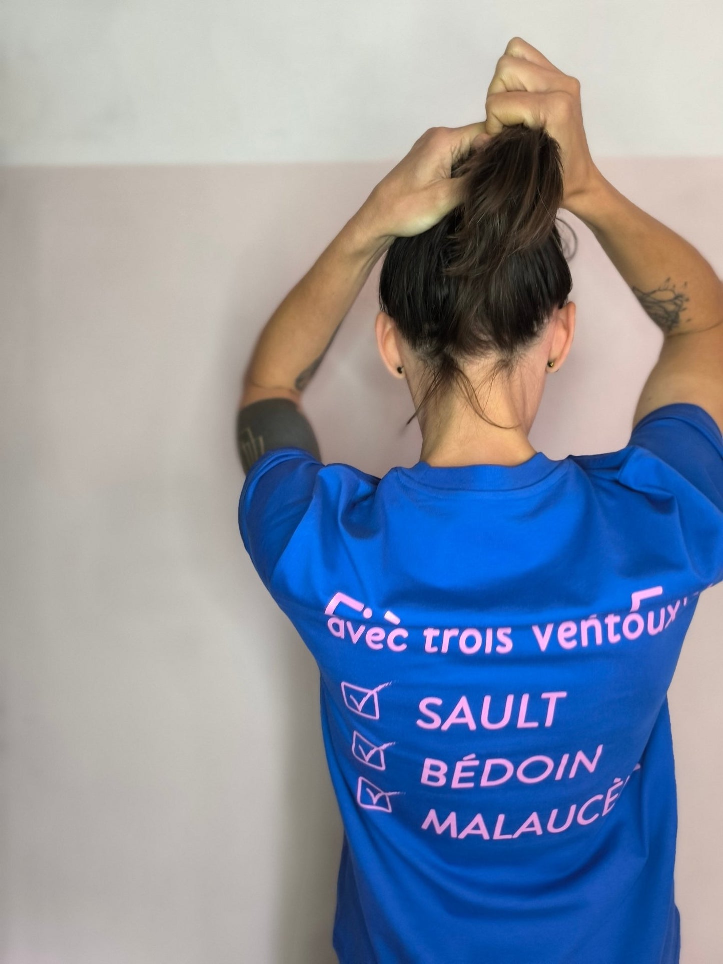 Tee - shirt Fou du Ventoux Bleu & Rose - T-shirt Lifestyle pour les Passionné.es du Mont Ventoux | Pista - boutique.pista.cc
