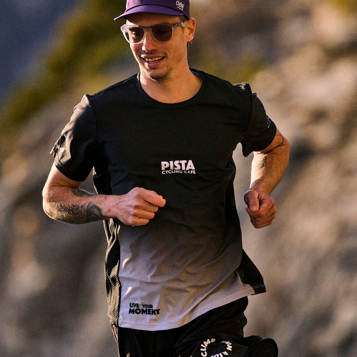 Tee - shirt Running STRIDE Noir/Blanc - T-shirt Technique Course à Pied | Pista - boutique.pista.cc